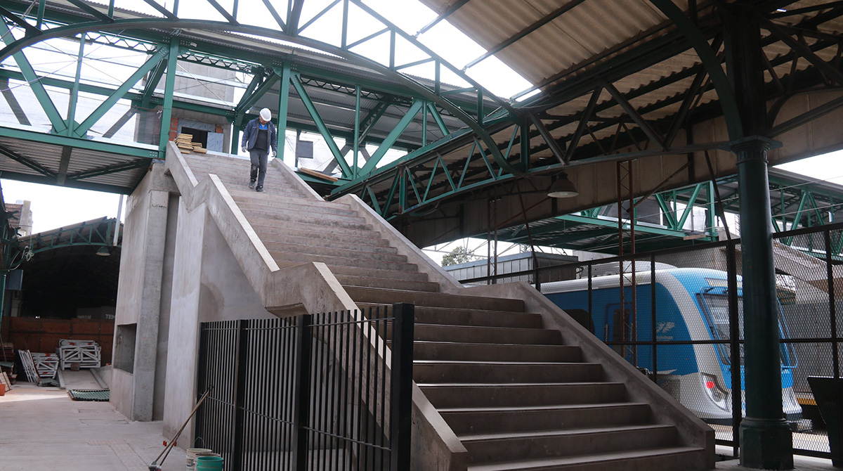 Puente Peatonal en Alto Nivel Estación FFCC